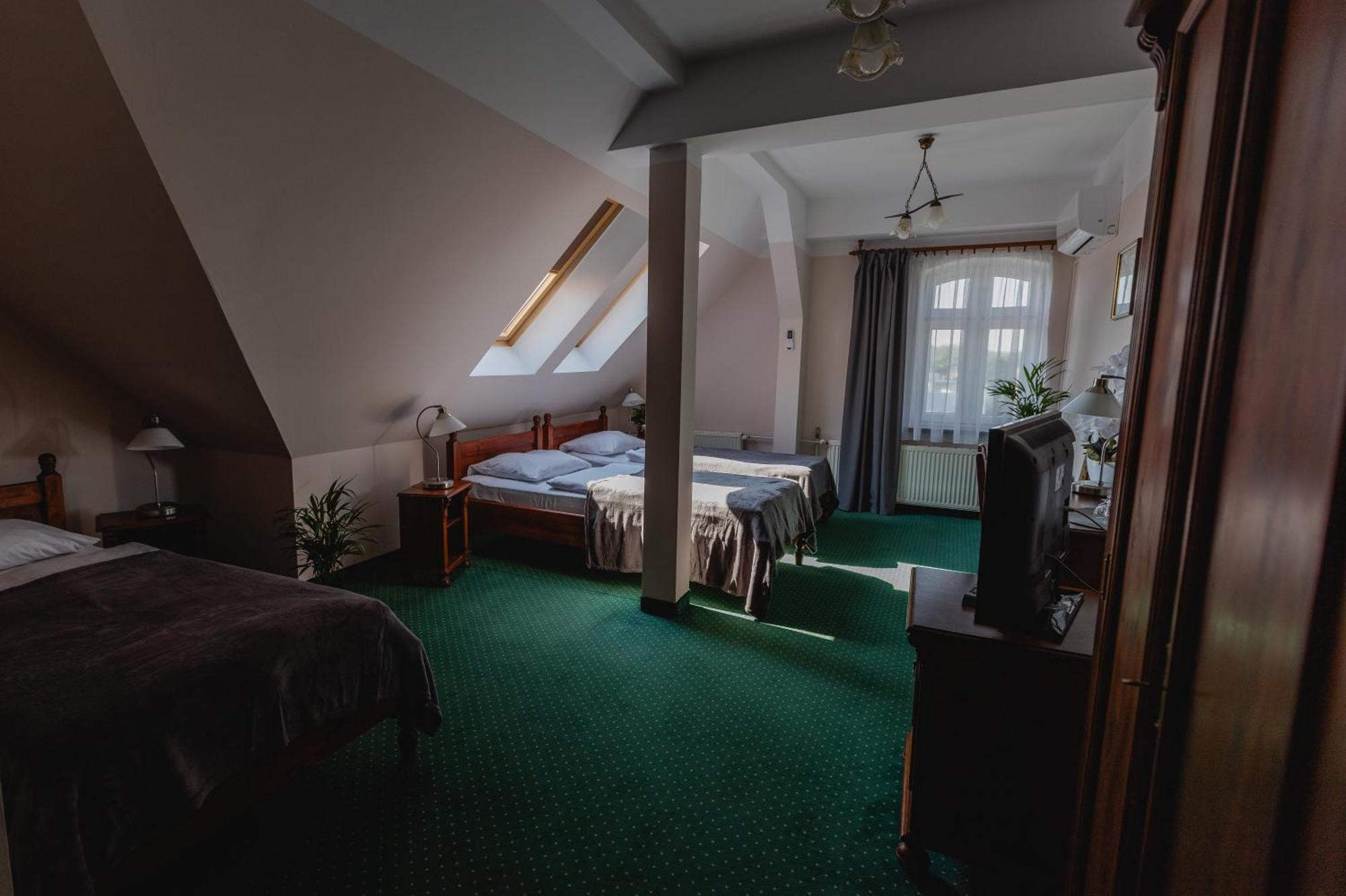 Hotel Aslan Tarnowskie Góry Buitenkant foto